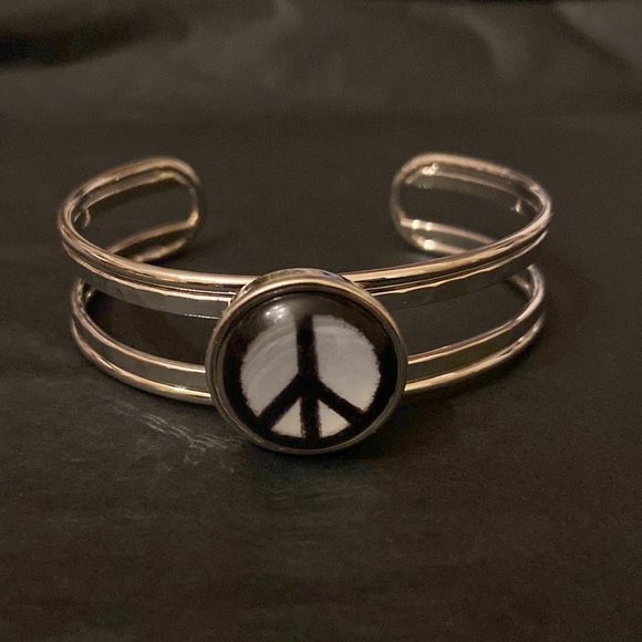 Handmade Jewelry - - - Peace Sign Snap Button Bracelet Cuff